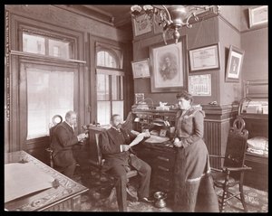 M. et Mme Maillard et M. Davitt dans un bureau de la chocolaterie Maillard, 1902